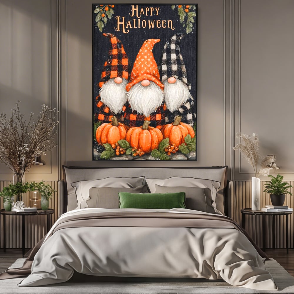 Tablou canvas cu ilustratie cu trei gnomi de halloween, in rama de aluminiu negru, pe perete intr-un dormitor